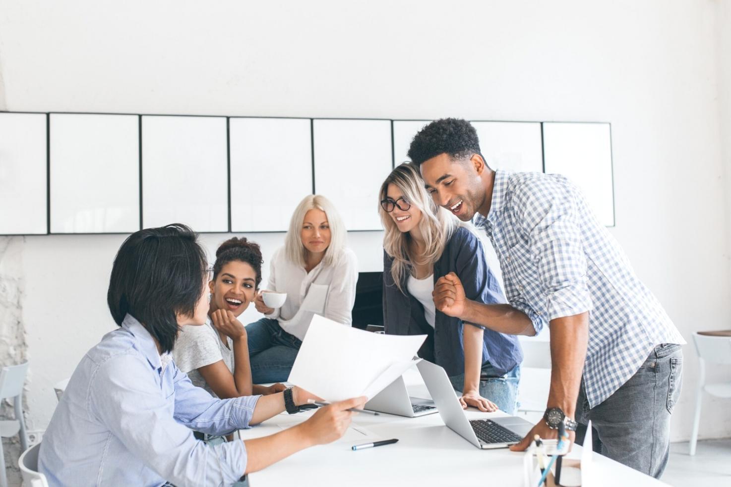 Profesionales trabajando en análisis financiero y estrategias empresariales